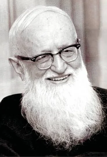 El Padre José Kentenich, sonriente, con anteojos y barba blanca
