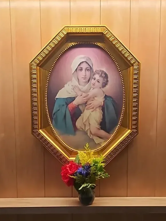 La imagen de la Mater entronizada en la Catedral de Bariloche, en su marco dorado sobre la madera