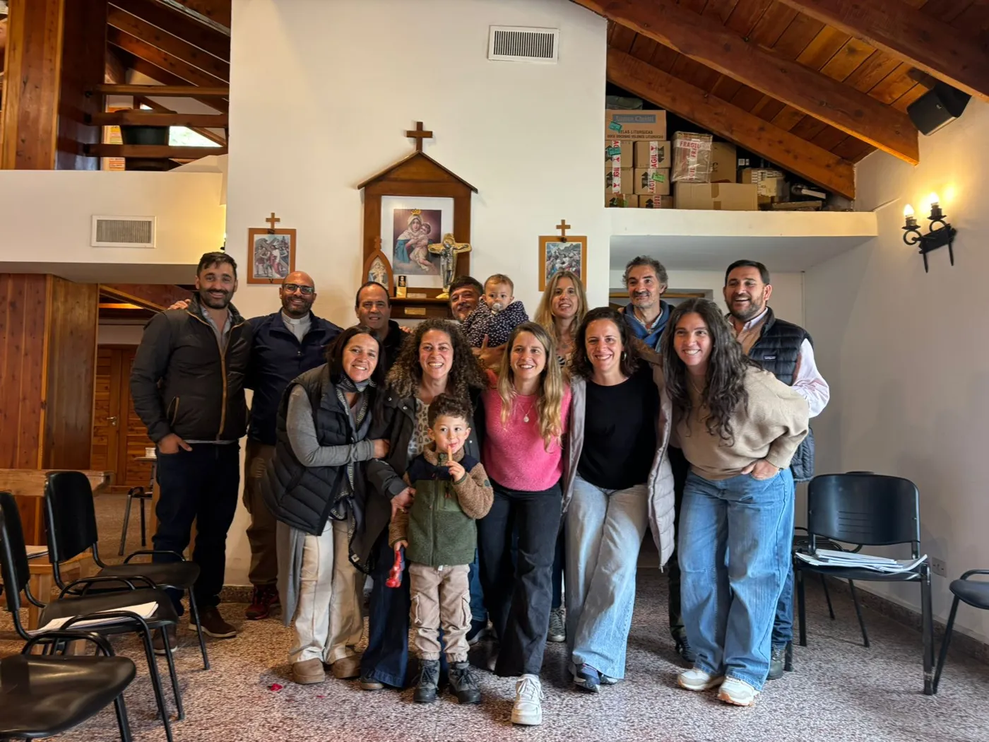 Matrimonios con sus hijos en la capilla, delante de la imagen de la Mater