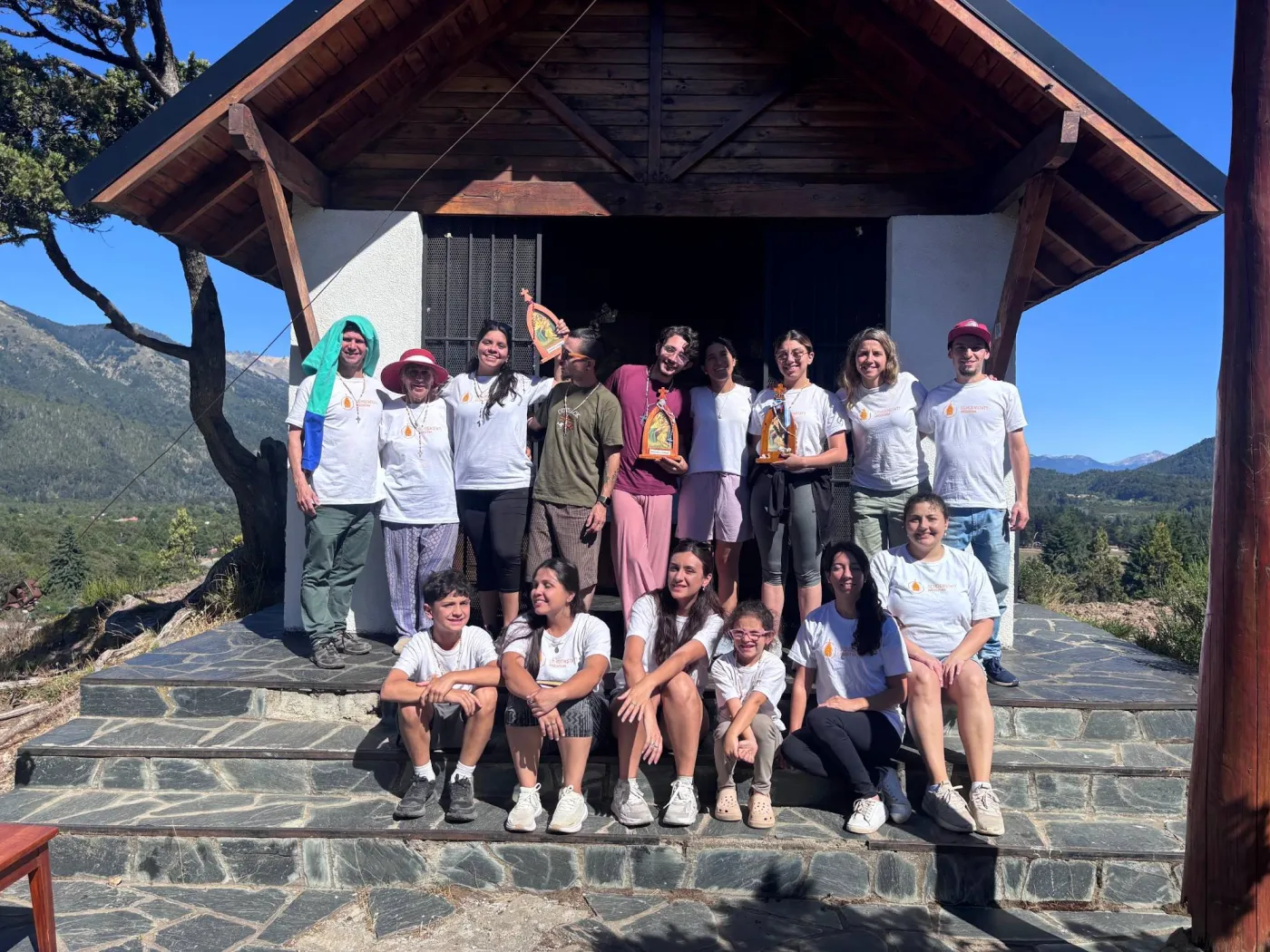 El grupo de la misión, con remeras de Schoenstatt y las imágenes de la Virgen Peregrina, en las escaleras de una capilla de montaña