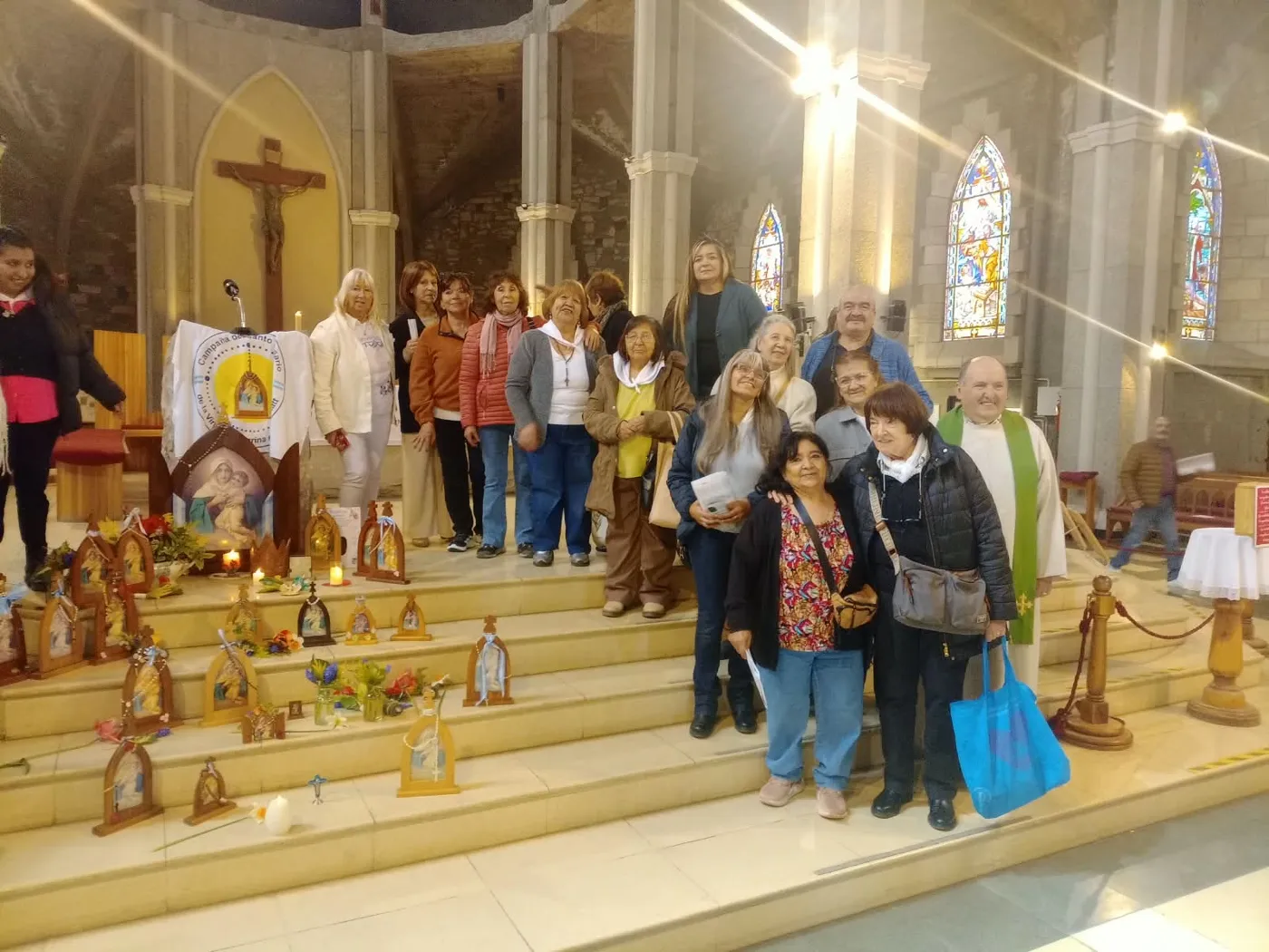 La comunidad de la Campaña del Rosario en la Catedral, con las ermitas de la Virgen Peregrina en los escalones