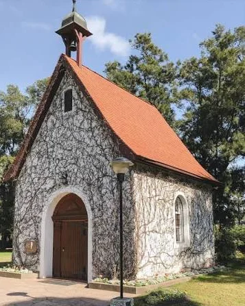 El Santuario de Schoenstatt: una capilla pequeña de paredes cubiertas de enredadera, techo rojo y campanario